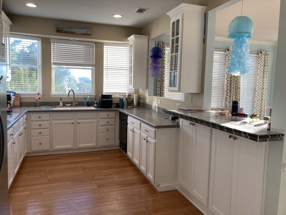 Kitchen with island and pendant lighting