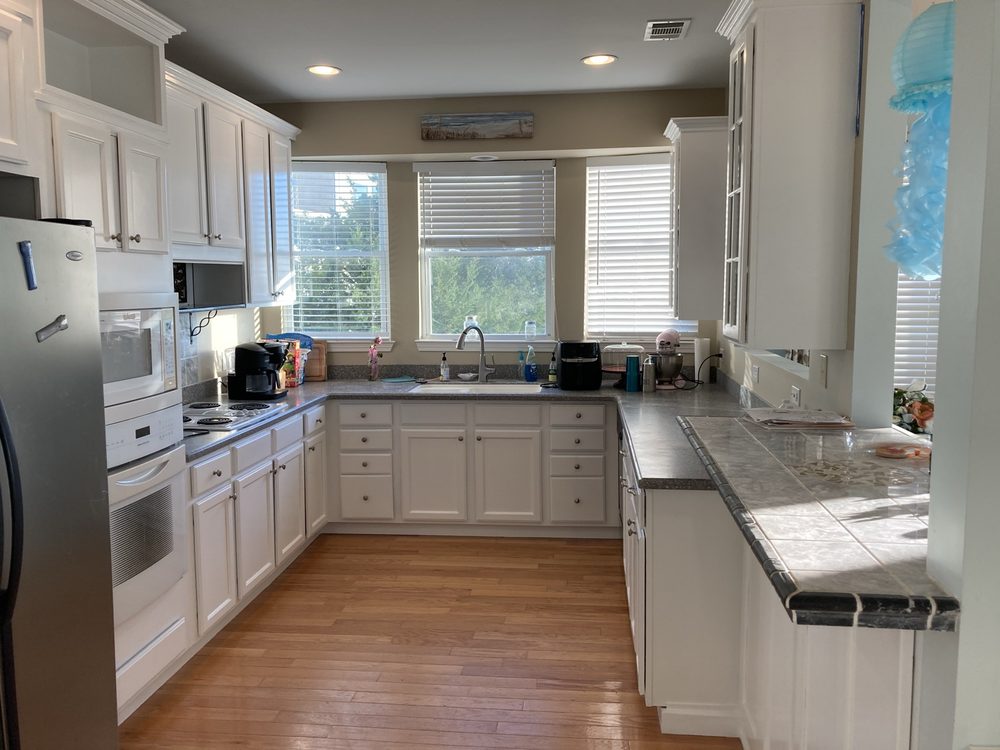 White kitchen cabinets refinished by Savannah Cabinets